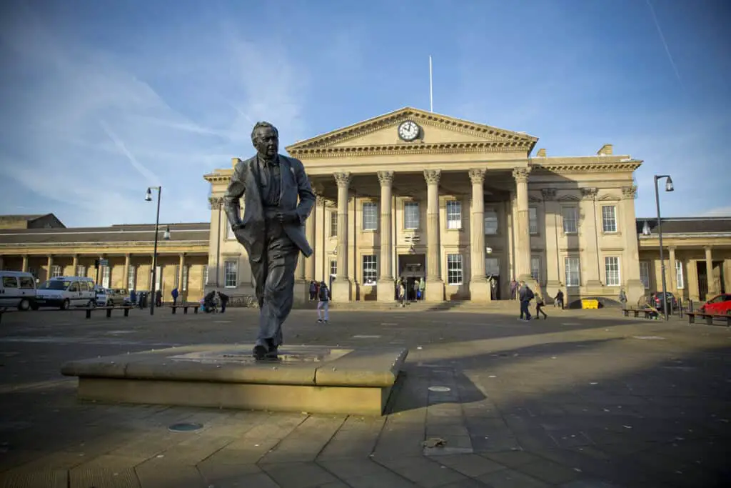 huddersfield railway station kirklees