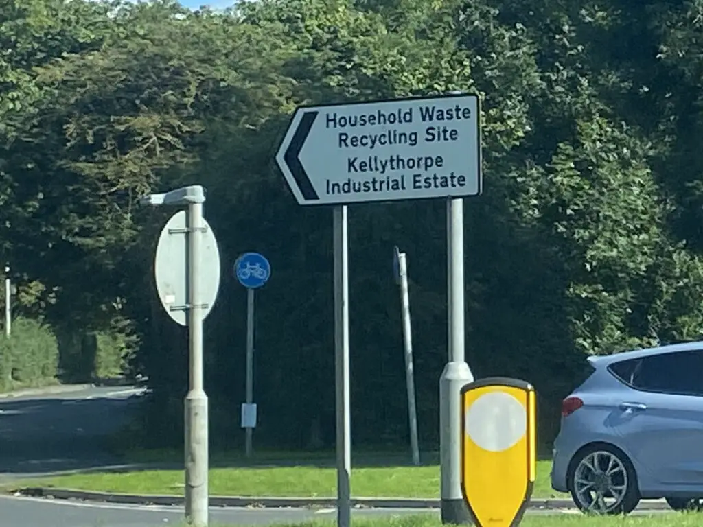 HWRS sign from roundabout